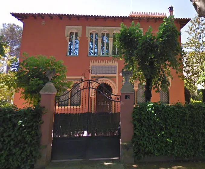 Clic para ampliar fotografía Entrada y fachada de estilo neoárabe de Villa Rosario (Torre de los Alemanes) en Caldes de Malavella, obra del maestro de obras Ramon Vinyals Guitart