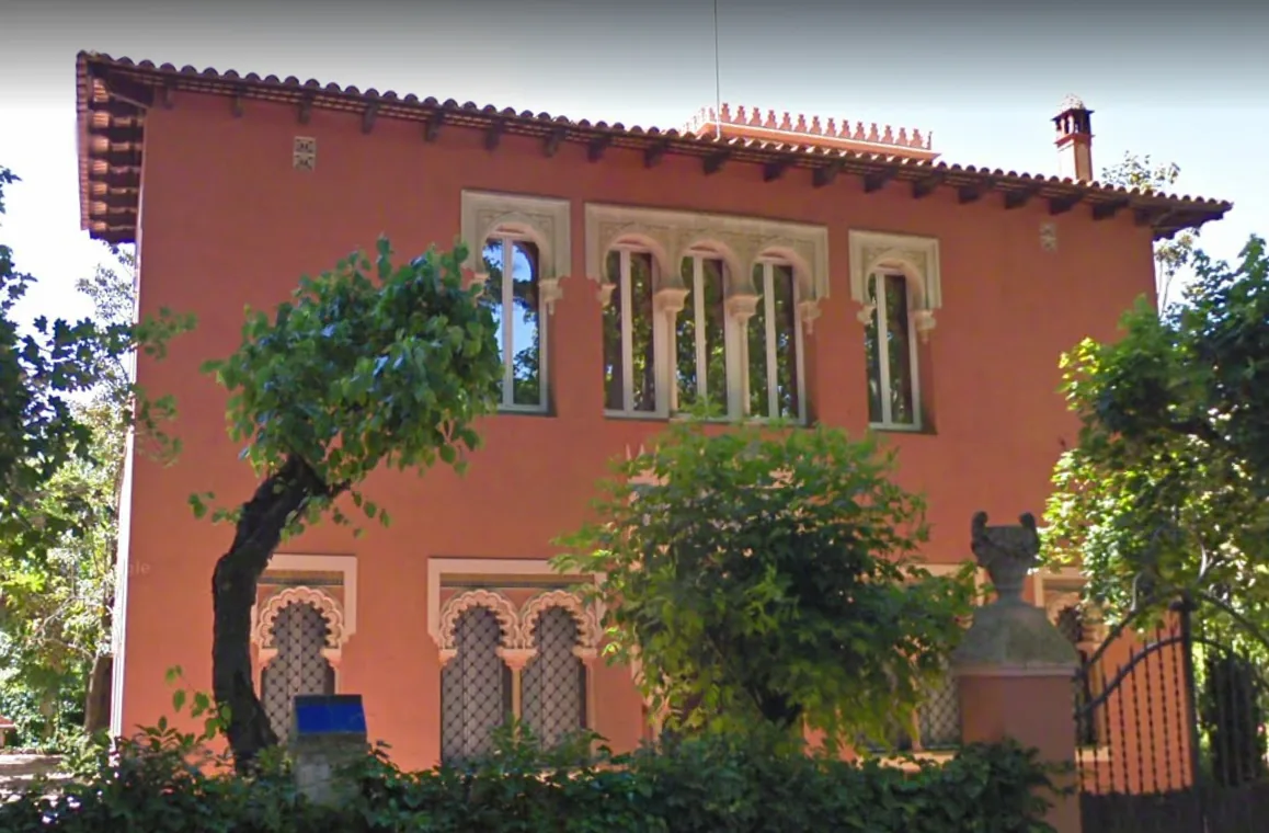 Clic para ampliar fotografía Vista lateral y arcos neoárabes de Villa Rosario (Torre de los Alemanes) en Caldes de Malavella