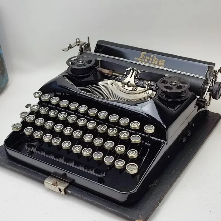 Clic para ampliar fotografía Fotografía de la máquina de escribir portátil Erika distribuida por Otto Streitberger en Barcelona