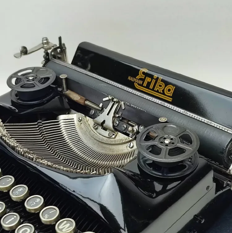 Clic para ampliar fotografía Detalle del estuche y teclado de la máquina de escribir Erika de Otto Streitberger
