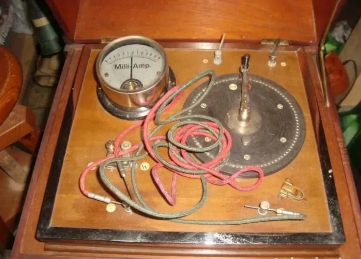 Clic para ampliar fotografía Estuche original del aparato de electroterapia Elektra comercializado por el Dr. Otto Streitberger