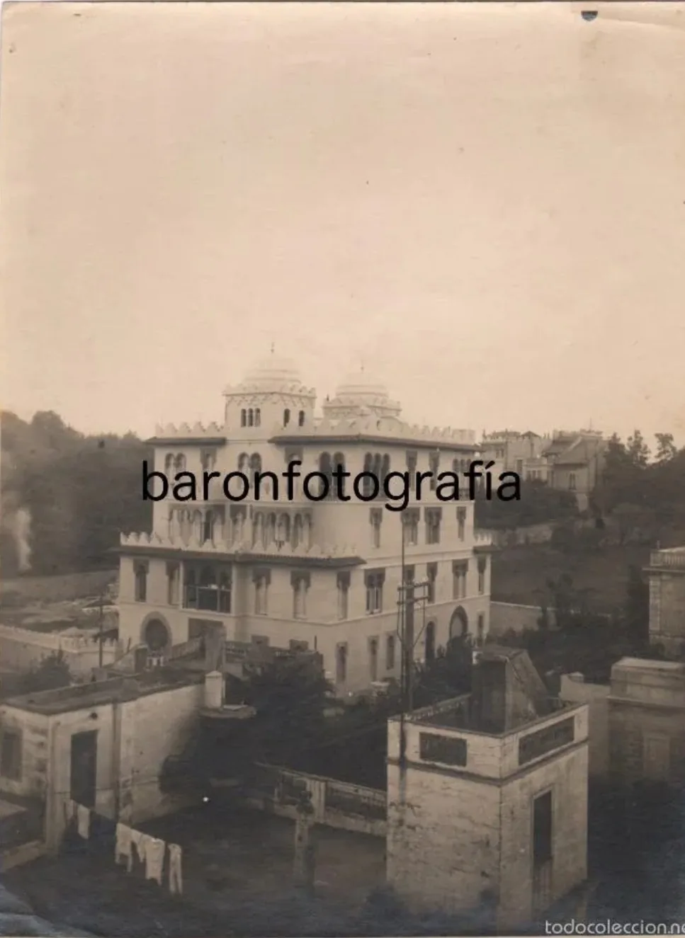 Fotografía histórica de la fachada principal del Edificio Alhambra de Barcelona con sus cúpulas y almenas neomudéjares
