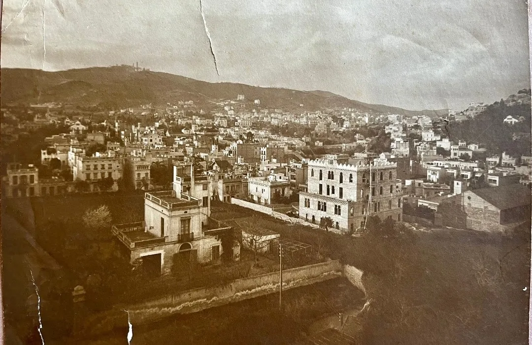 Fotografía panorámica de principios del siglo XX con el Edificio Alhambra en construcción (Arxiu Contemporani de Barcelona)