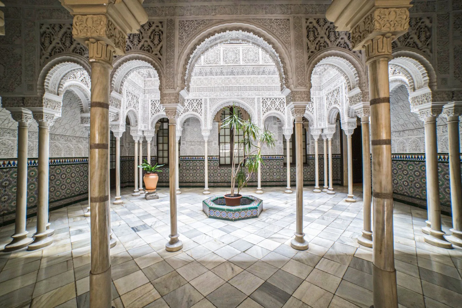 Clic para ampliar fotografía Patio interior neomudéjar del Edificio Alhambra de Barcelona, inspirado en el Patio de los Leones