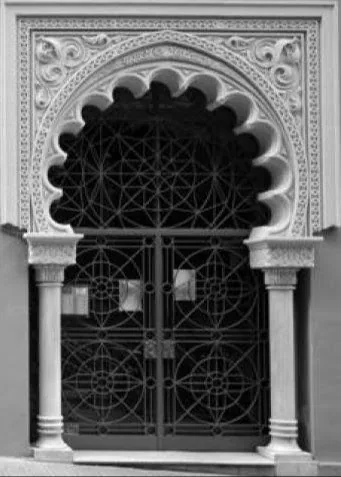 Clic para ampliar fotografía Fachada histórica del Edificio Alhambra de Barcelona en el barrio de Sant Gervasi-Galvany